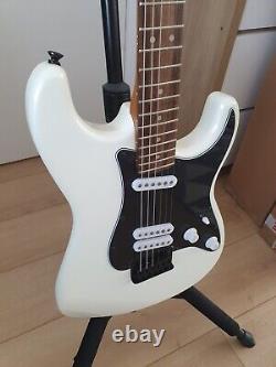 Squier Contemporary Stratocaster Special HT. Mint condition